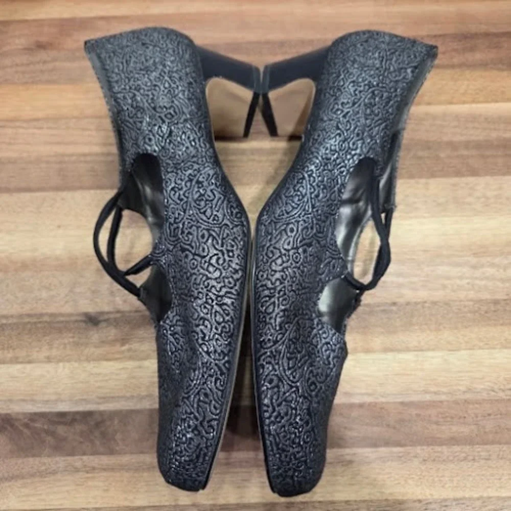 Trotters Mary Jane Pumps Women's 12WW Silver Paisley Embossed Criss Cross Strap